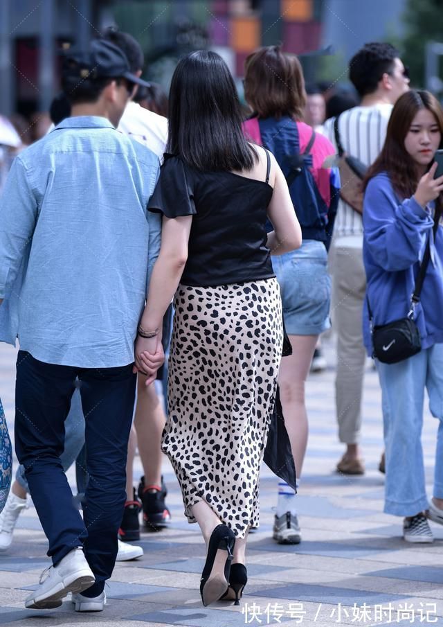 斑点裙|黑色不对称荷叶边上衣搭配斑点裙,性感优雅,时尚个性