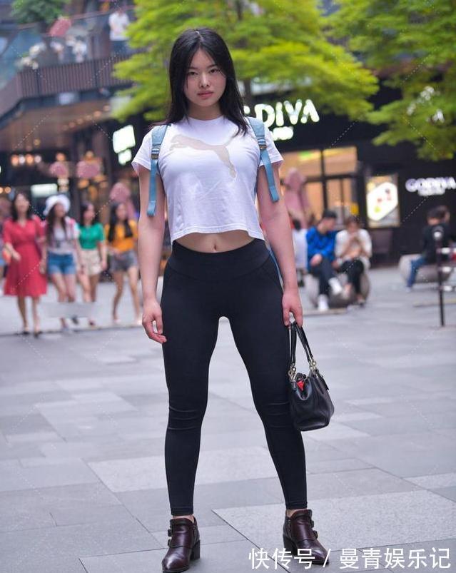 运动风 宽大的白色T恤配黑色打底裤,低调的运动风,让运动更高级