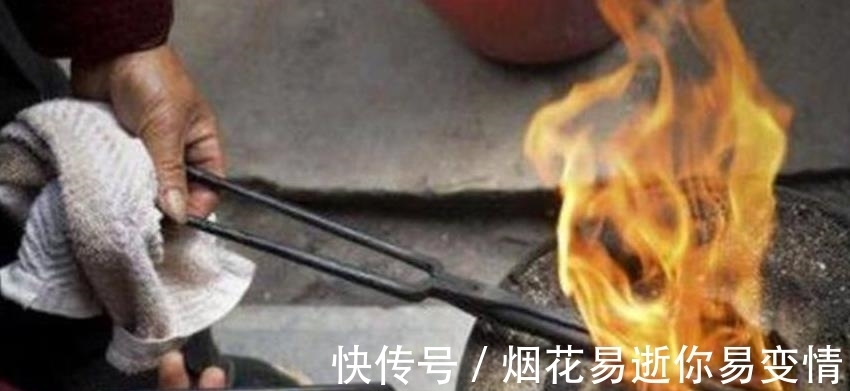 头发|男子用一把火钳给客人理发,头发都被烤糊了,排队的人却很多!