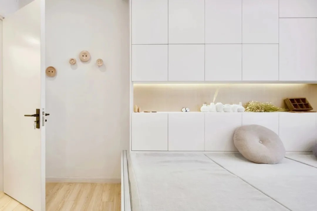 电动床|60㎡简约风小户型,客厅藏张床打开秒变3居室,太机智了!