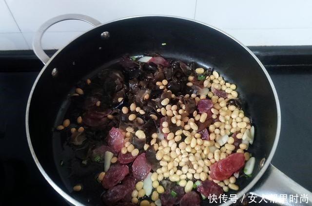 母子二人的晚餐,走红朋友圈,饭菜一锅出,收到多数好评