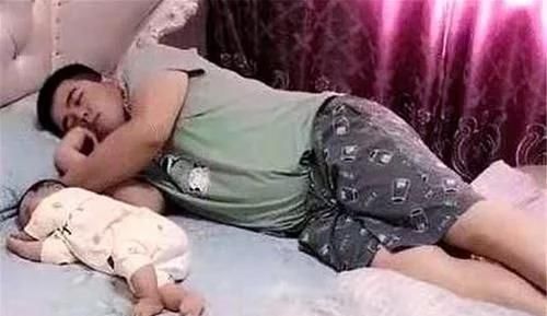 脚丫|“慌张爸爸”走红,醒来后摸脚丫、探鼻息,宝妈调侃娃还活着呢