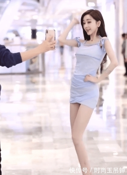 胶皮 为了取悦男朋友,用“胶皮”当高跟鞋穿,这172cm身高没让人失望吧?