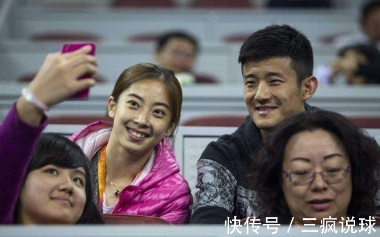 諶龍|恩愛!諶龍攜嬌妻亮相央視節(jié)目,外貌神似王祖賢,31歲保養(yǎng)似少女