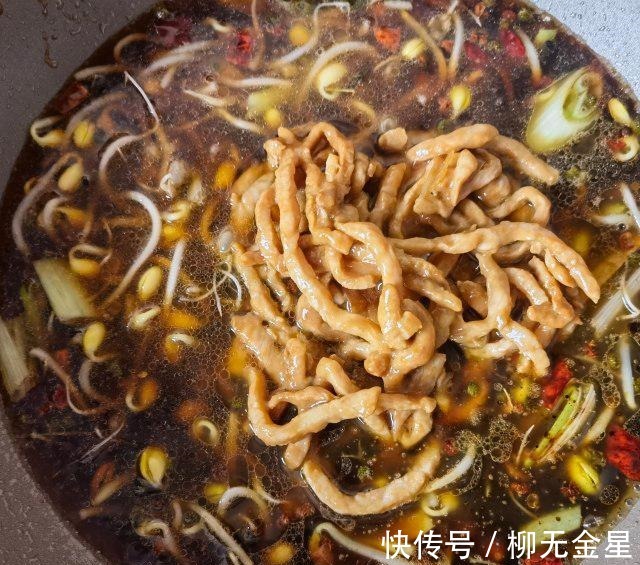 芹菜|芹菜肉丝蒸卤面,肉丝香嫩,芹菜色泽漂亮!