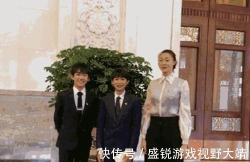 男演员|男演员站在拖车上与刘晏含拍戏!如何消除身高差距,成龙给出答案