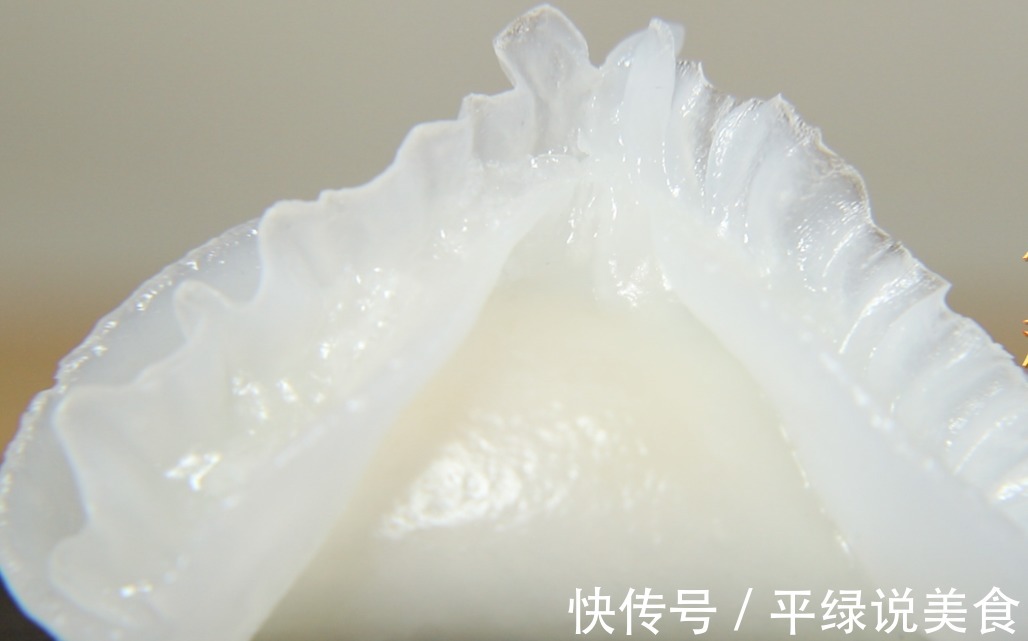 做水晶鲜虾包时,切记不要直接和面,多加这一步,面皮不裂还筋道