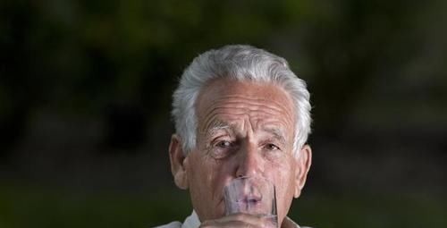 高血压患者|高血压晚上要喝水吗？对身体有何好处？医生：4个注意事项要牢记