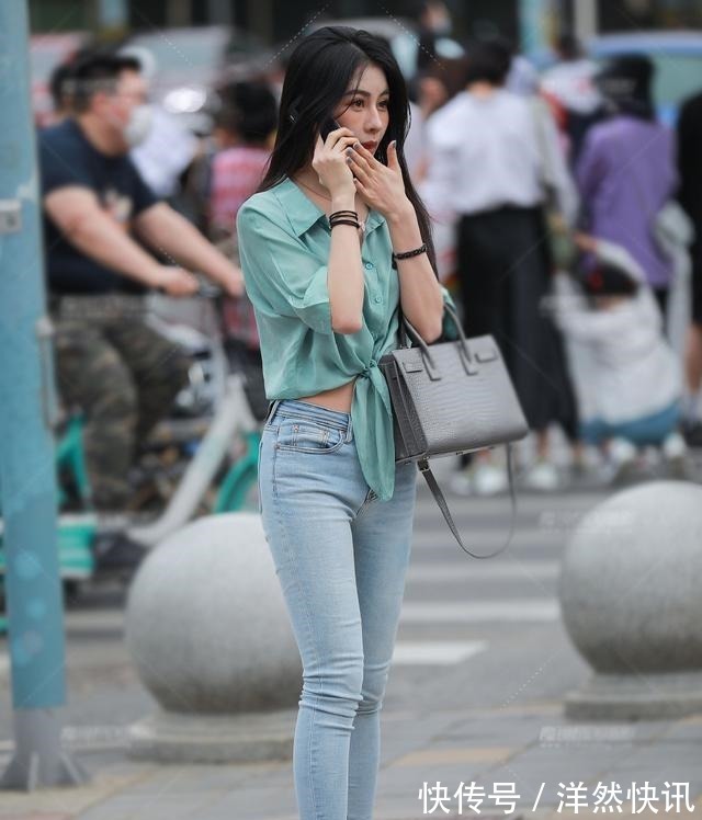 修身牛仔裤 烂大街的牛仔裤,依然是休闲搭配的主角,配翠绿短袖衫,清爽宜人!