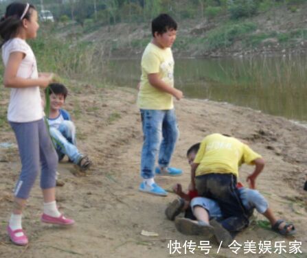 老师|“妈,俺被打了,能打回去吗”两个妈妈的回答,已改变孩子人生