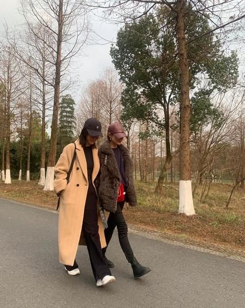 马伊琍终于换风格，穿灰色皮草混搭卫衣，时髦减龄又不失高级