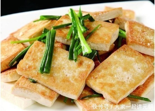 煎豆腐时，万万不可直接下油锅！多加1步，豆腐不碎不粘