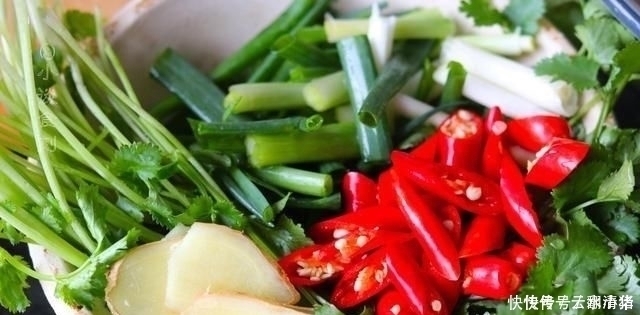 烧鱼时,用料酒还是啤酒大厨透露都不对,加它鱼肉不腥还鲜嫩