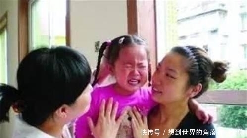 幼儿园|4岁女孩在幼儿园住了3天没人来接,打开孩子书包后,老师红了眼眶