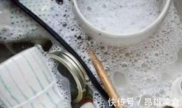 这样洗碗等于“吃毒”！3个错误洗碗习惯，多数家庭一直在犯!