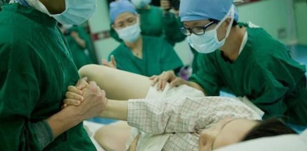 小杨|产妇生孩子饿到没力气,丈夫送好吃的,医生蹲在角落偷吃却被赞扬