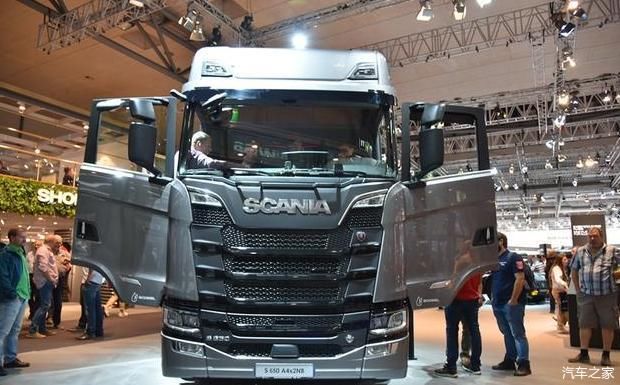 请叫它 擎天柱 它才是牵引车之王 装v8引擎 足足730马力 快资讯