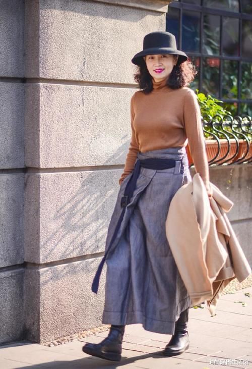 毛衣下面别总配阔腿裤了，学学三木妈妈这样穿，美成一枝花