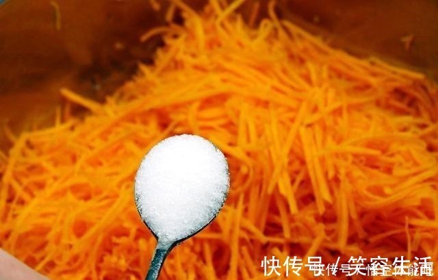 水分|调饺子馅用盐的窍门，正确使用，饺子馅才能鲜香美味没有汤汁