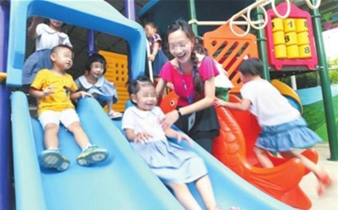 宝妈|幼儿园接娃放学也有“鄙视链”?高收入宝妈只能排底层,太难了