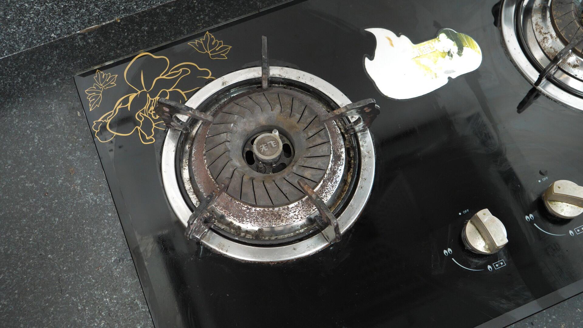 燃气灶台别用清洁球擦了,教你两个小窍门,两分钟擦得跟新的一样