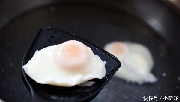 大厨|煮荷包蛋时,直接下锅煮就错了大厨教你1招,鸡蛋不生沫不散花