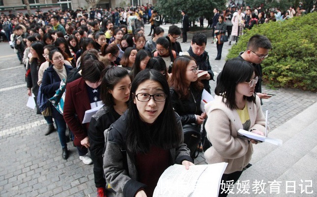 考上|“新兴啃老”正在蔓延,父母未察觉还引以为傲,以为孩子很上进