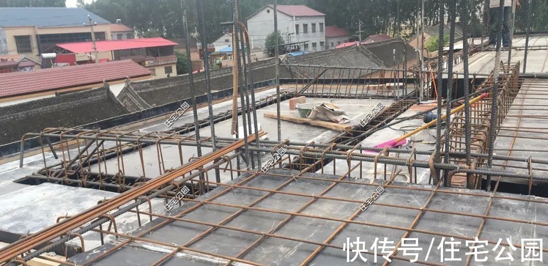 露台|河南农村10万买地，3层洋楼65万盖好，旋转楼梯配露台简直完美