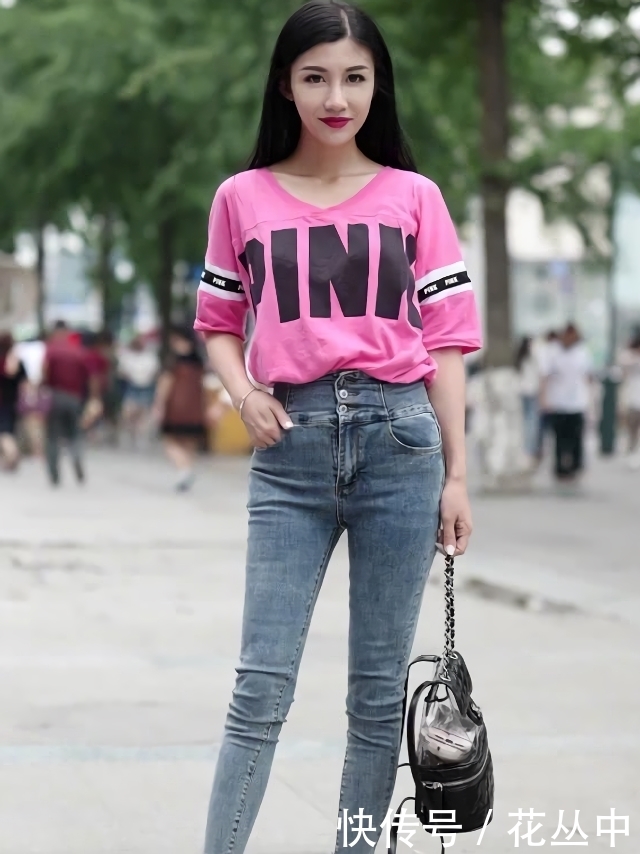 蓝色牛仔裤搭配粉色的字母T恤,穿出甜美的身材!