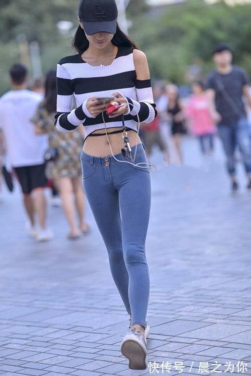 紧身牛仔裤 -摩登范十足的牛仔裤美女,甜美漂亮,特别招人喜欢!