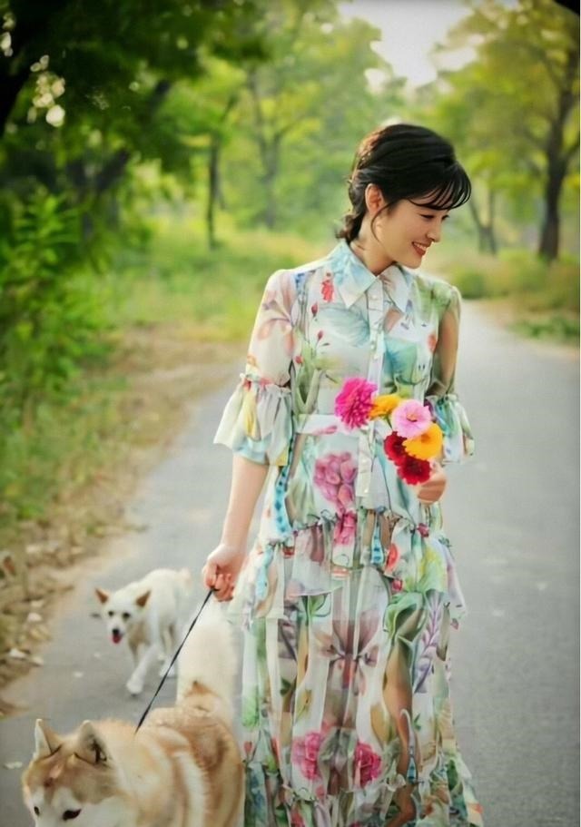 著名主持人周涛真会穿,一袭印花连衣裙清新浪漫,端庄知性