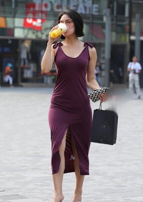 大长腿|街拍:短发美女颜值佳身材好,穿上吊带裙,这么美想不吸睛都难