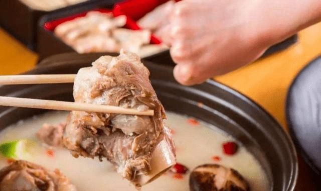 骨头汤别直接下锅,牢记3个技巧,炖出的汤奶白香浓,还吃不腻!