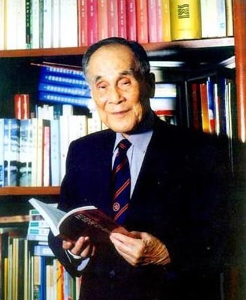 儿子|96岁老人将2000亿资产捐给国家，不为后代留一分钱，儿子打工为生