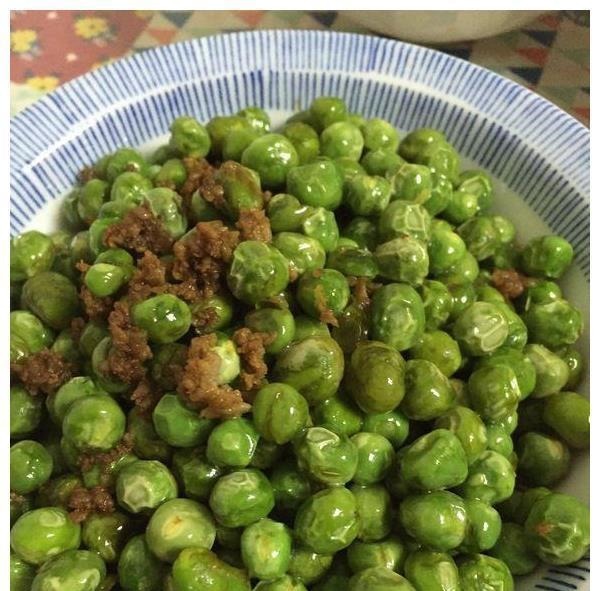 保姆阿姨放假回来，我特意做了一桌菜庆祝，饭后她感动的掉出眼泪