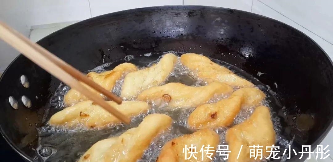 保鲜膜|以后面粉就这样做,一次炸一锅,个个香酥掉渣,比油条麻花还好吃
