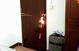 |搞笑GIF:第一次住女朋友家 她爸突然进来了