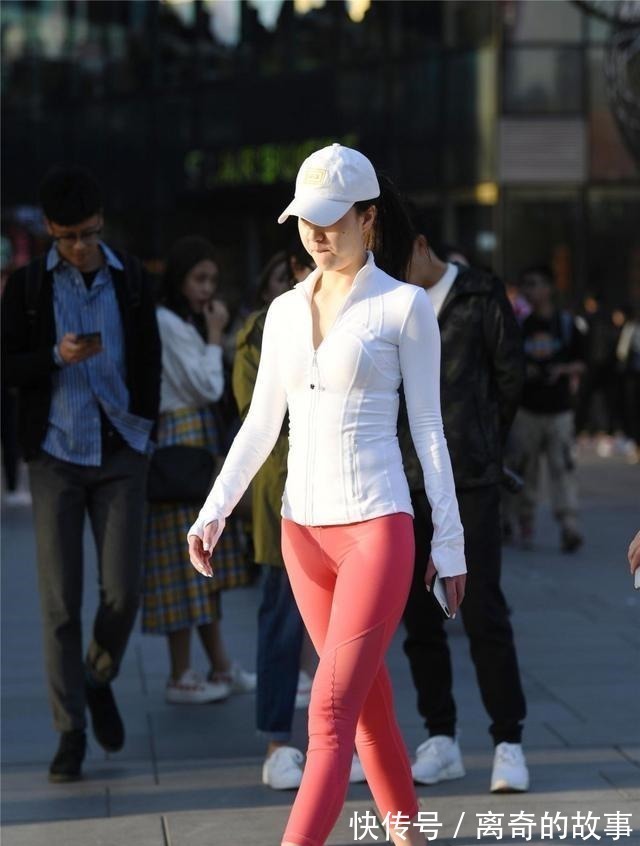 苗条 身材苗条的瑜伽裤,没有好的身材是不能穿的,而且有运动鞋的气质!