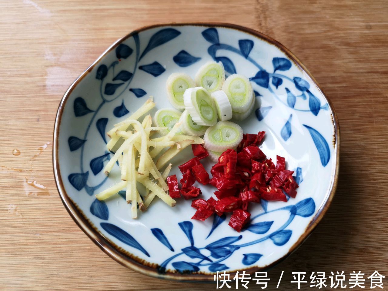把腊肉跟萝卜搭配在一起,上锅一蒸,肥而不腻真健康