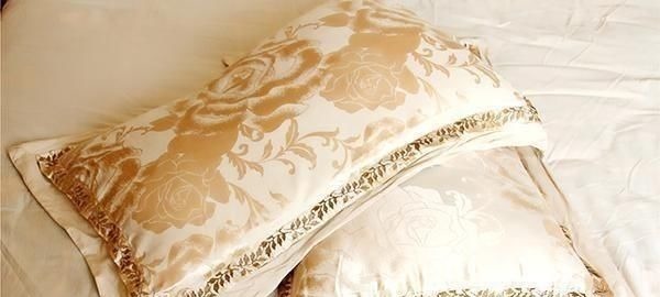 油脂|男性用过的枕头，为啥总是黄黄的医生作出解释，女性别嫌弃