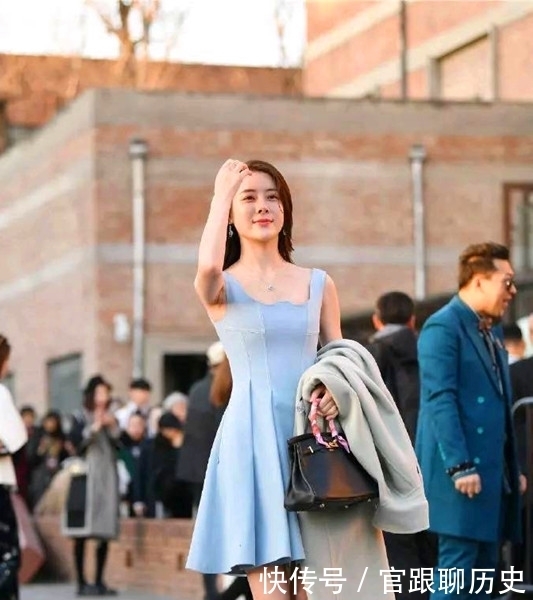 都市街头的靓装美女,大方得体的装扮尽显青春活力