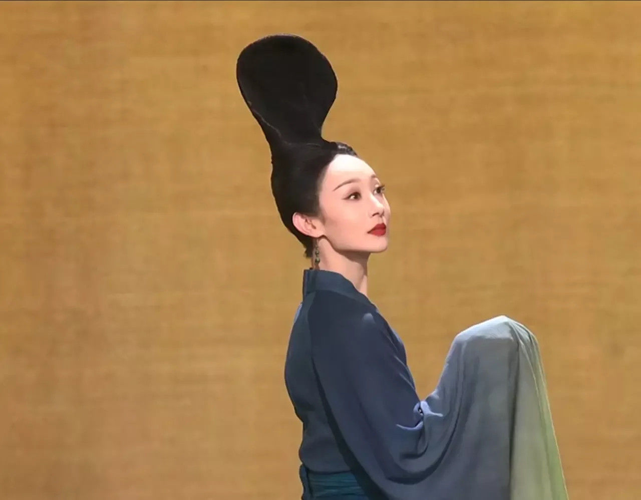 国风舞$春晚国风舞刷屏，无可替代的国潮力量——孟庆旸《只此青绿》