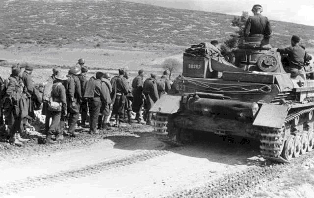 温泉关|德军入侵希腊，要求希腊士兵交出国旗，士兵的做法则让人钦佩不已