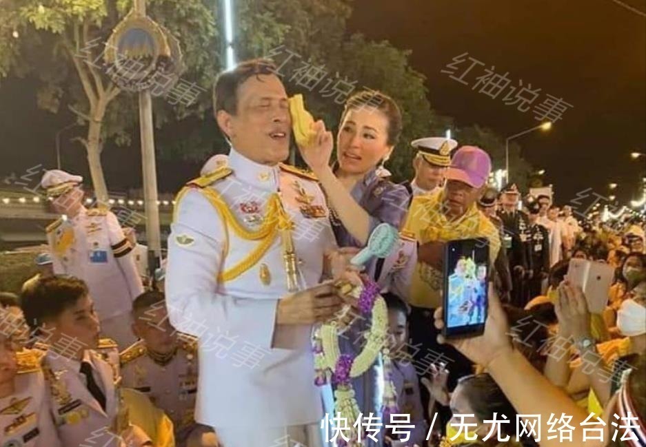 宫心计&36岁诗妮娜荣归故里!参加家庭聚会坐C位,接受亲戚们匍匐跪拜