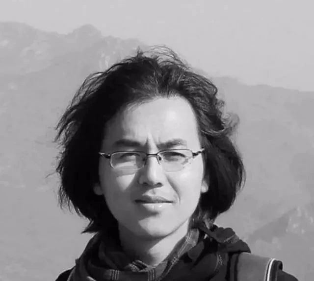 冲击力|画一颗烂草莓而走红的周松,运用超写实创作手法,极具视觉冲击力