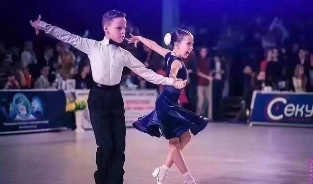 拉丁舞|最“凶”萌宝跳拉丁舞走红,表情管理已失控,网友:奶凶奶凶的