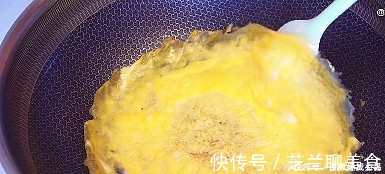 黑暗料理|皮蛋放锅里蒸一蒸,饭店一份要48,在家成本8元,待客有面子