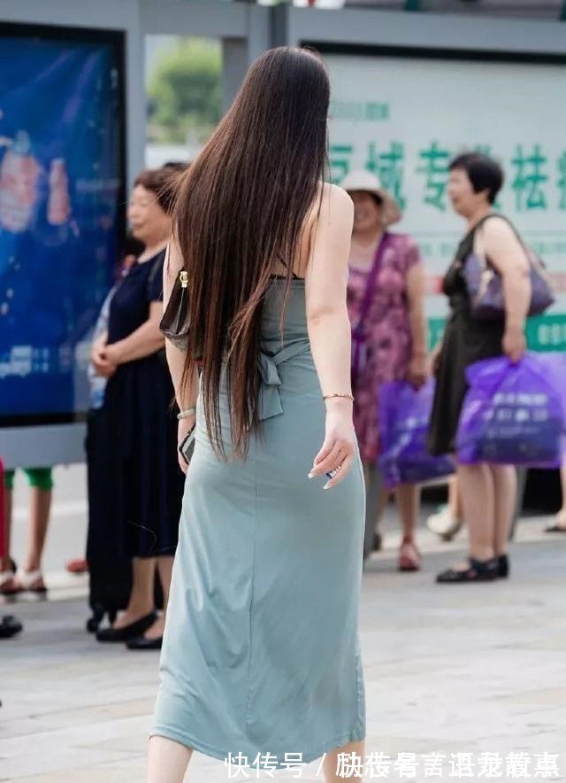 穿搭 微胖的小姐姐,选择一条时髦的挂颈长裙搭配,优雅有气质!