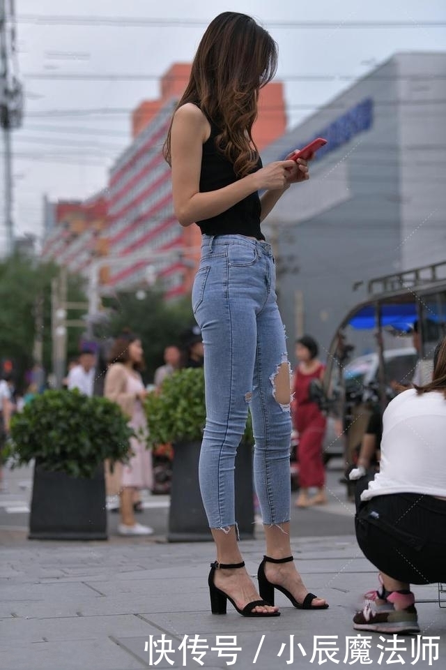 路人街拍,美女穿简单又时尚的黑色连衣裙,非常美