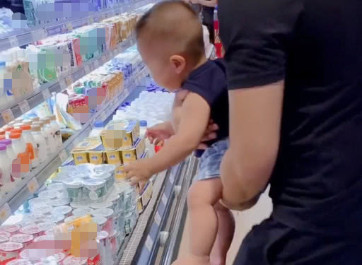 小手手|奶爸带娃“逛”超市火了,娃这年头大人真不好带,老是乱跑